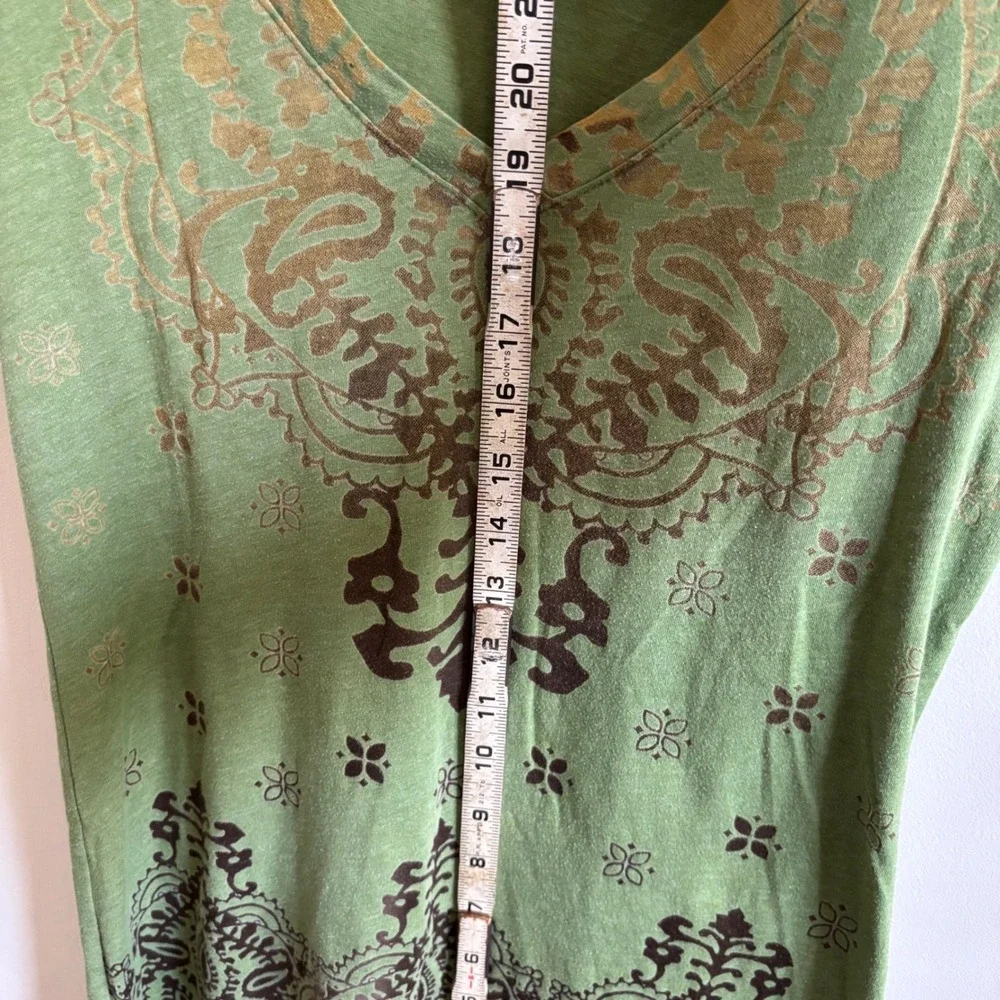 Maurices Womens Green Paisley Graphic V-Neck T-Shirt Size M Boho Short Sleeve